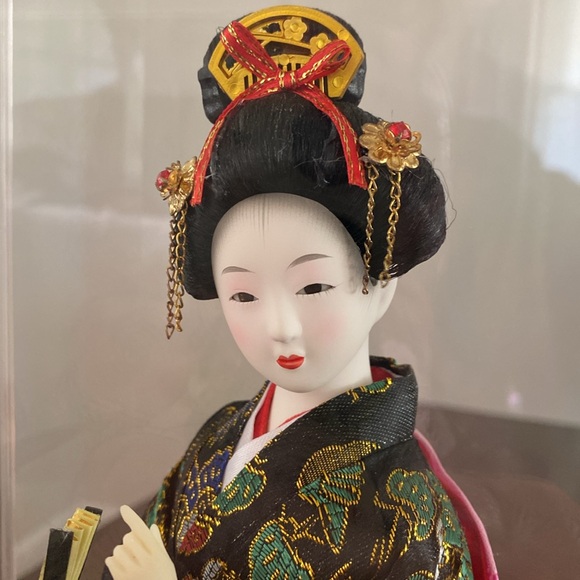 Elegant Japanese Geisha Doll in Display Case - Picture 3 of 13